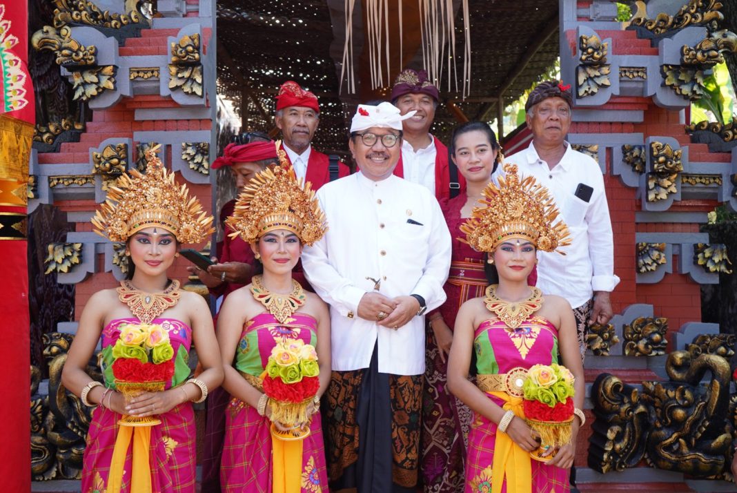 Wagub Cok Ace Hadiri Upacara Ngenteg Linggih lan Padudusan Agung di Pura Pajenengan Pande, Antiga