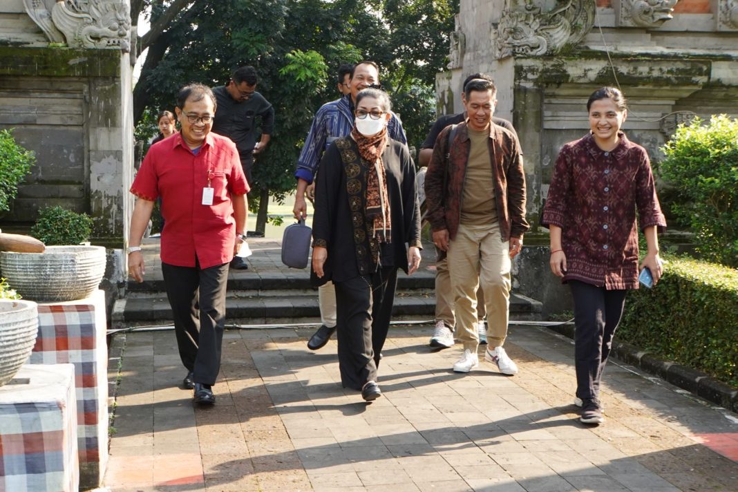 Kunjungi Anjungan Bali di TMII, Ny Putri Koster Tak Lelah Serukan Penggunaan Kain Tenun Tradisional Bali