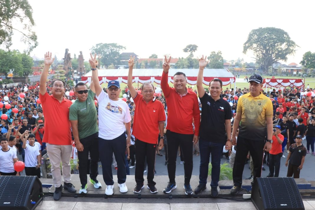 Gubernur Wayan Koster Bersama Ribuan Generasi Milenial Jalan Santai di Acara Creative Fun Walk Bali Digital Festifal 2023