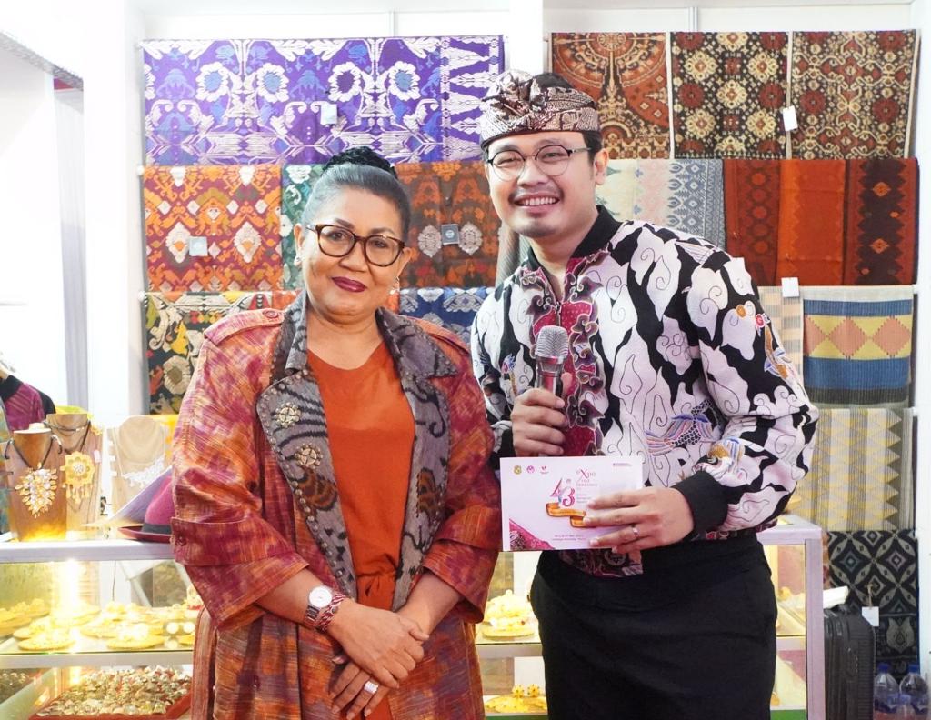 Ny. Putri Koster ajak Masyarakat Jadikan Kain Tradisional Tuan Rumah di Negeri Sendiri