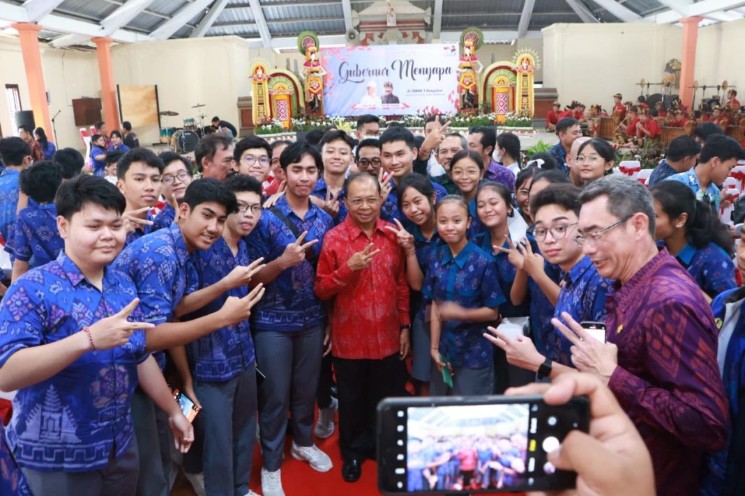 Daya Juang Gubernur Koster Keluar Dari Garis Kemiskinan Hingga Mambangun Bali Era Baru Membuat Para Siswa Terinspirasi dan Kagum