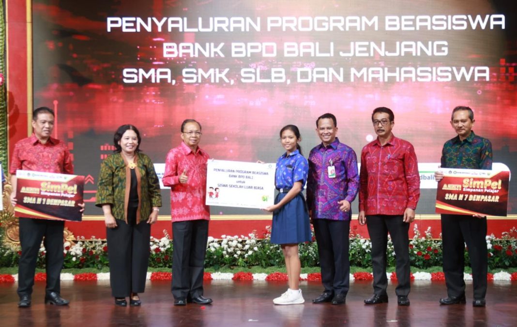 Gubernur Koster Serahkan Beasiswa Bank BPD Bali Kepada Siswa SMP, SMA, SMK, SLB dan Mahasiswa