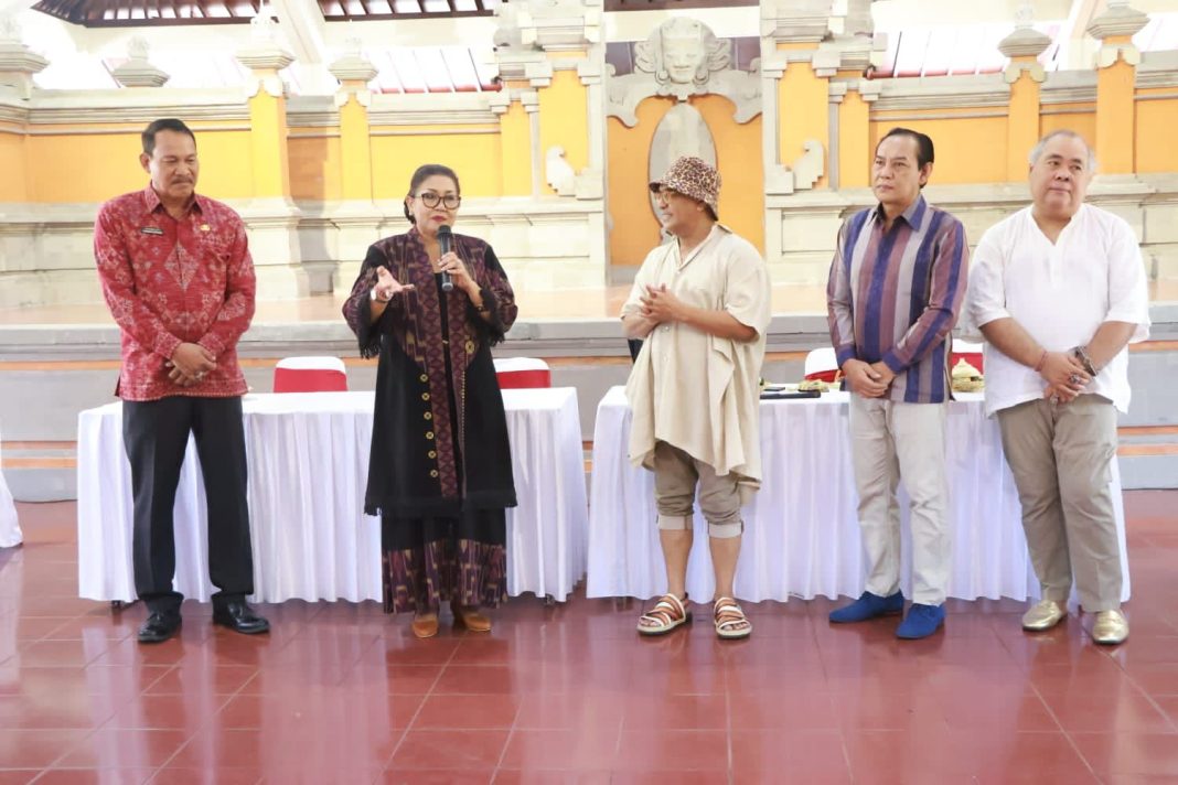 Mantapkan Persiapan Fashion Show Akbar, Ny. Putri Koster Undang Designer Senior “Samuel Wattimena”