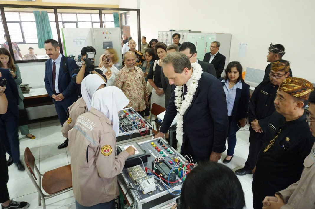 Kunjungan ke CoE EARE di Cimahi, Dubes Prancis Antusias Pererat Kemitraan dengan Kemendikbudristek