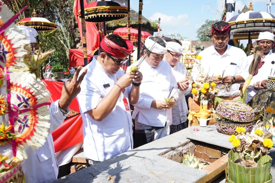 Ngaturang Bhakti di Pura Luhur Batu Lumbung dan Luhur Besikalung, Bupati Sanjaya Nunas Kerahayuan Jagat