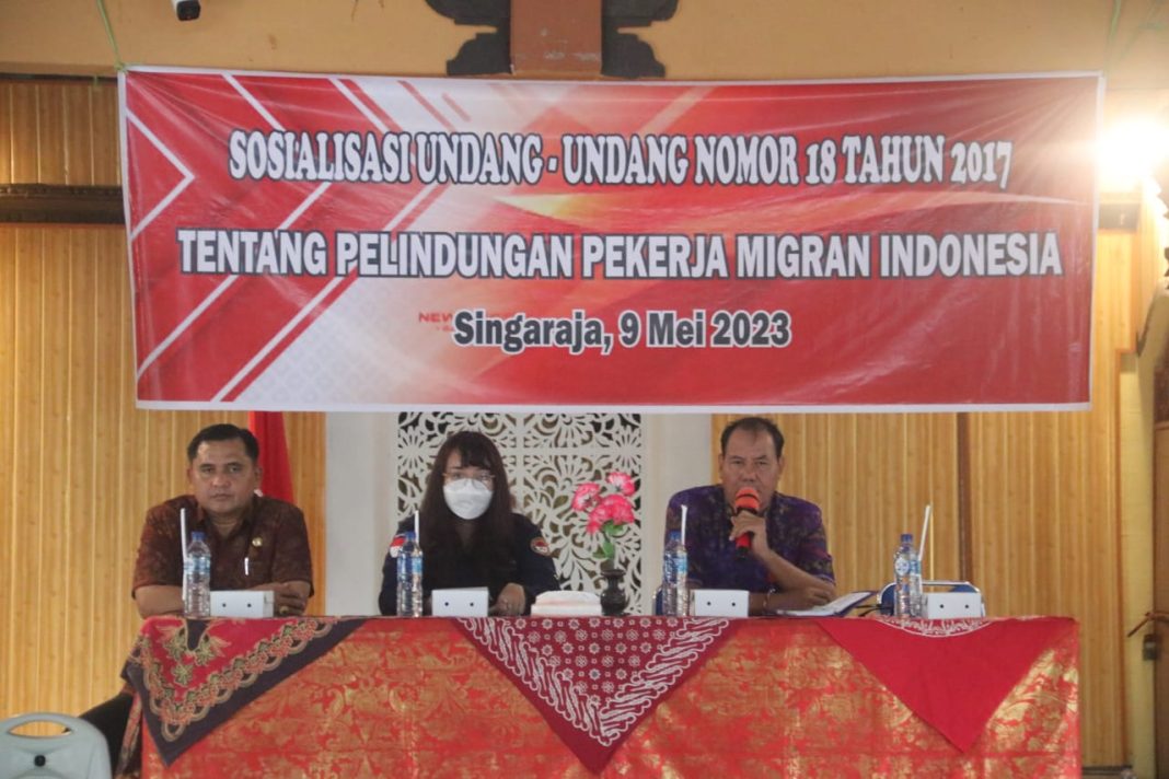 Disnaker Buleleng Gandeng BP3MI Bali Sosialisasikan Perlindungan PMI Kepada Puluhan Mahasiswa di Singaraja