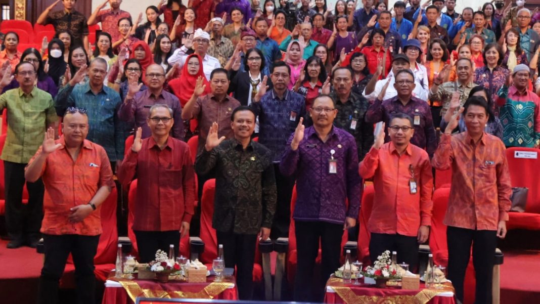 Buka Seminar Kebertahanan Bali Segara, Sekda Dewa Indra Ingatkan Posisi Strategis Potensi Kelautan