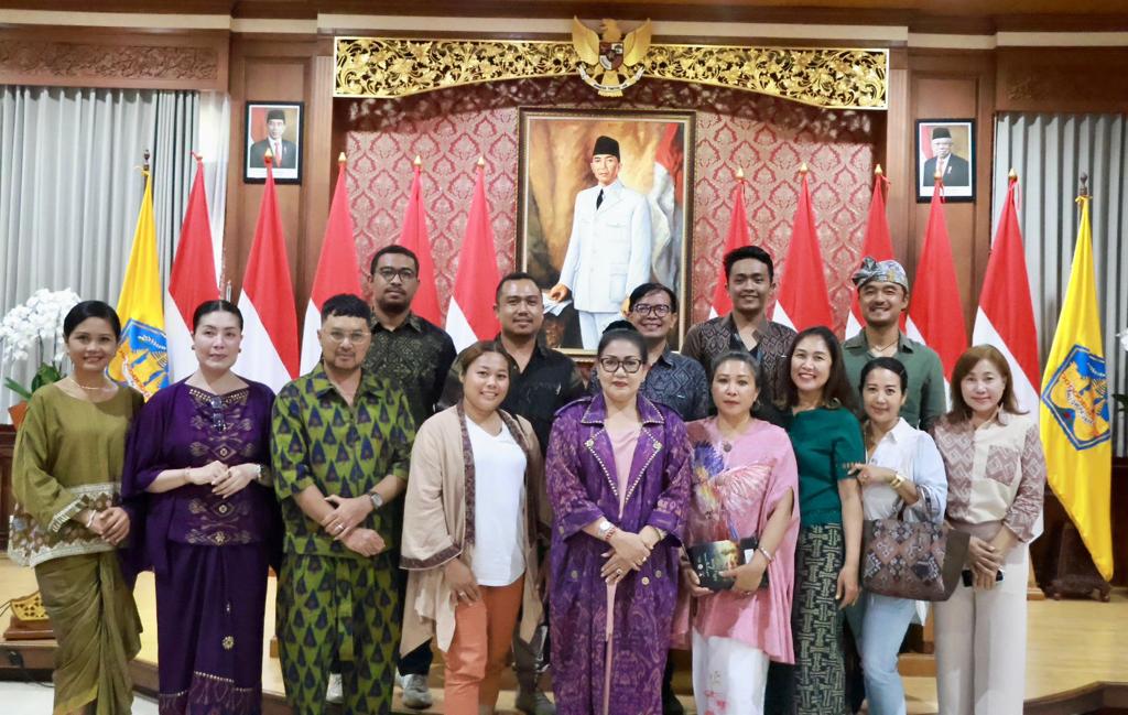 Ketua Dekranasda Provinsi Bali Ny. Putri Koster Mantapkan Koordinasi Pelaksanaan Fashion Show “Adi Warna Wastraloka”