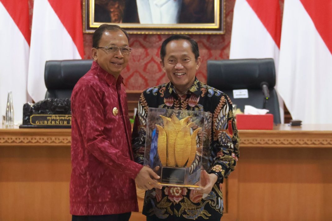 Universitas Trisakti Anugerahi Gubernur Wayan Koster ‘Sustainability Leadership Award’