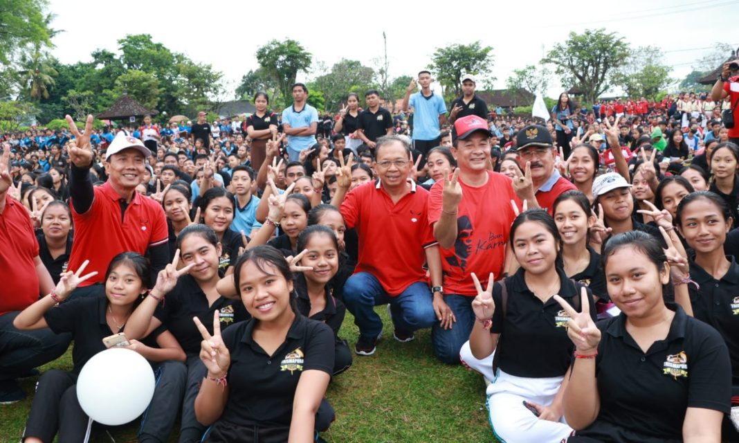 Puluhan Ribu Masyarakat Karangasem Antusias Berbaur bersama Gubernur Koster di Pre-Event Creative Fun Walk Bali Digital Festival II