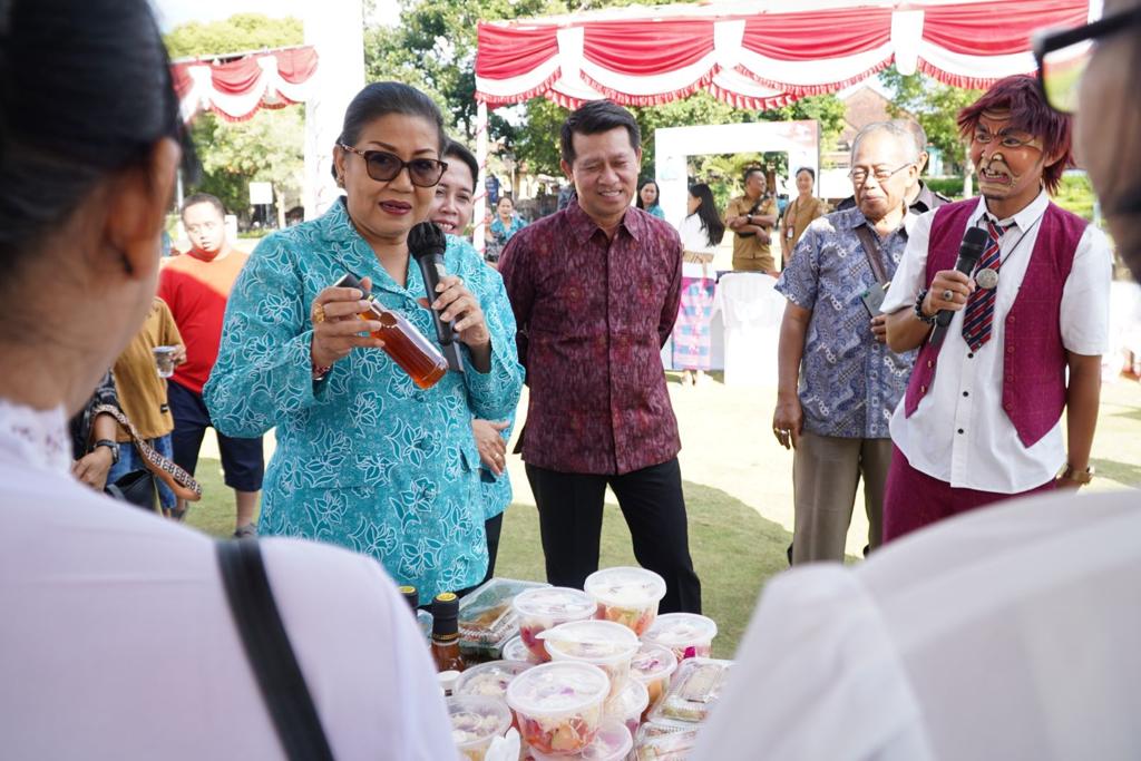 Gelar Pasar Rakyat di Klungkung, Ny. Putri Koster Bagikan 300 Paket Sembako