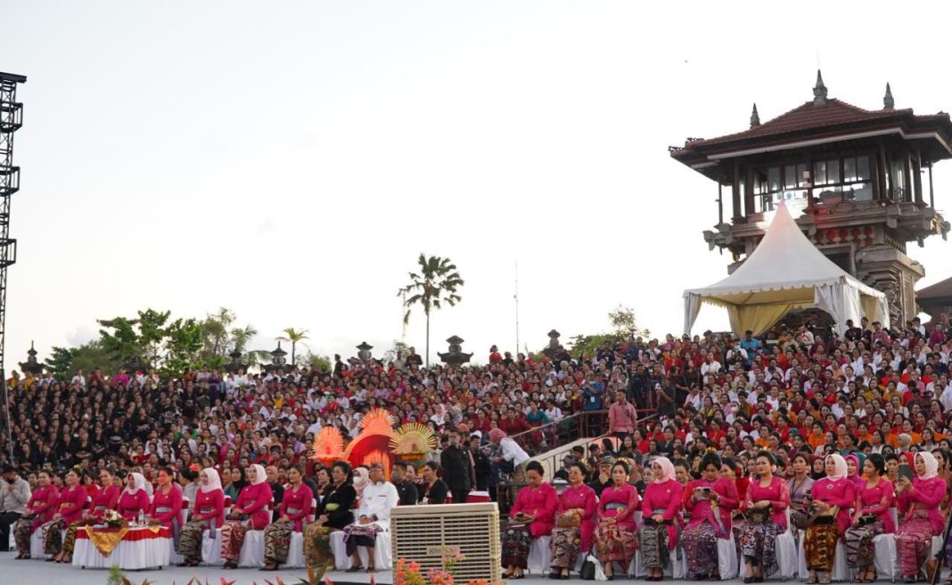 Ibu Iriana bersama Gubernur Bali dan Ny. Putri Koster Antusias Ikuti Parade Perempuan Berkebaya Adat Bali