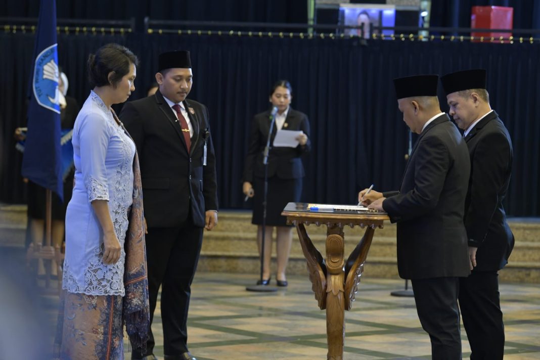 Kemendikbudristek Lantik Rektor Universitas Singaperbangsa Karawang Periode Tahun 2023-2027 dan Dua Pejabat Pimpinan Tinggi Pratama