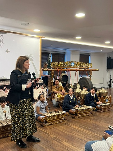amelan dan Wayang Menjadi Media Pembelajaran yang Diminati Sekolah di London