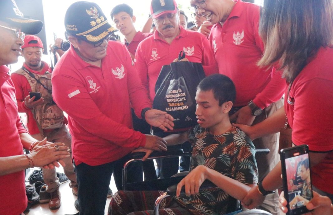 Di Yeh Gangga, Bupati Sanjaya Bersih-Bersih Pantai Hingga Berikan Kursi Roda Pada Penyandang Disabilitas