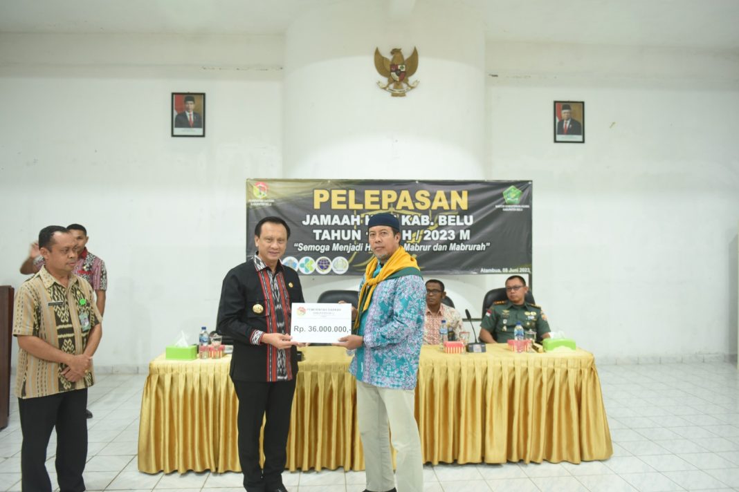 Lepas Calon Jemaah Haji ke Tanah Suci, Bupati Belu Agustinus Taolin Beri Bantuan Dana