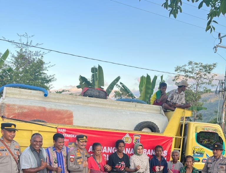 Gandeng Kemensos, Polres Belu Berbagi Bansos di Desa Loonuna – Lamaknen Selatan