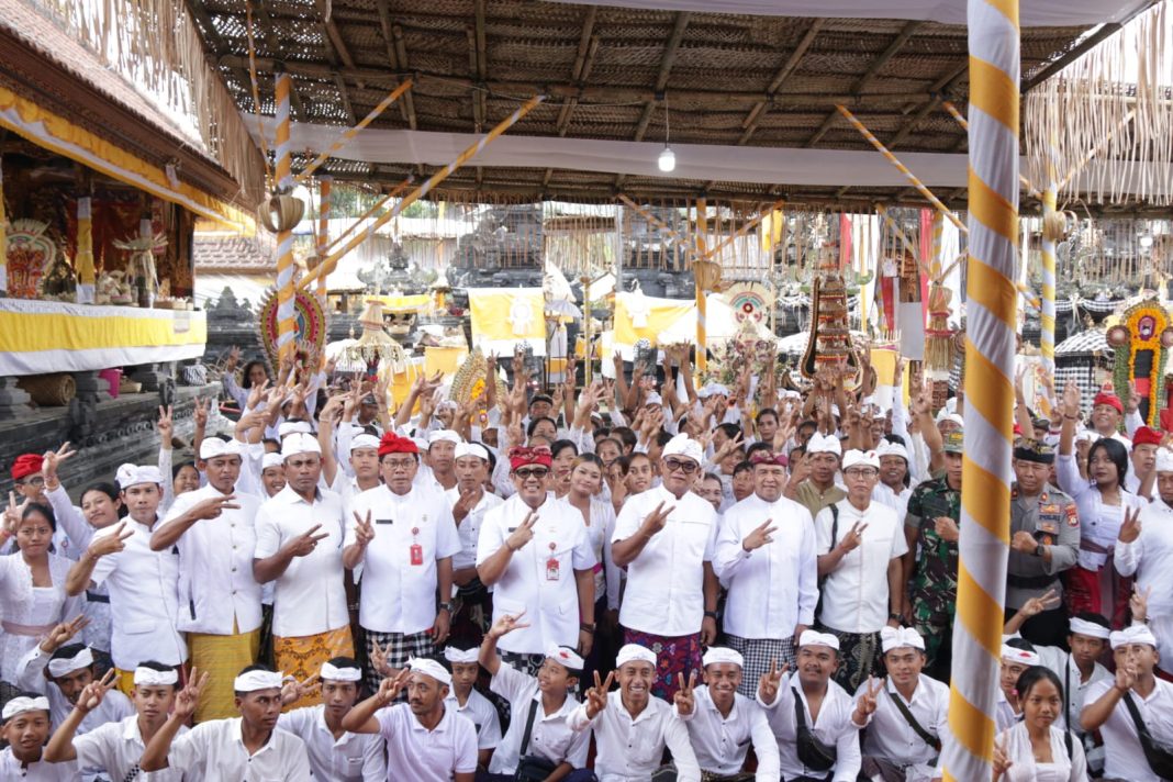 Bupati Sanjaya Apresiasi Kekompakan Krama Titigalar dalam Meyadnya