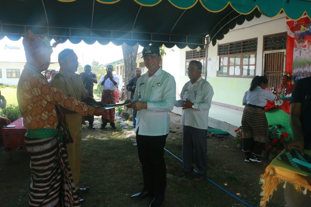 Bupati Agus Taolin Serahkan SK Izin Operasional, SMPN Satap Knabu dan SD Swasta Tuan Nurak Resmi Beroperasi