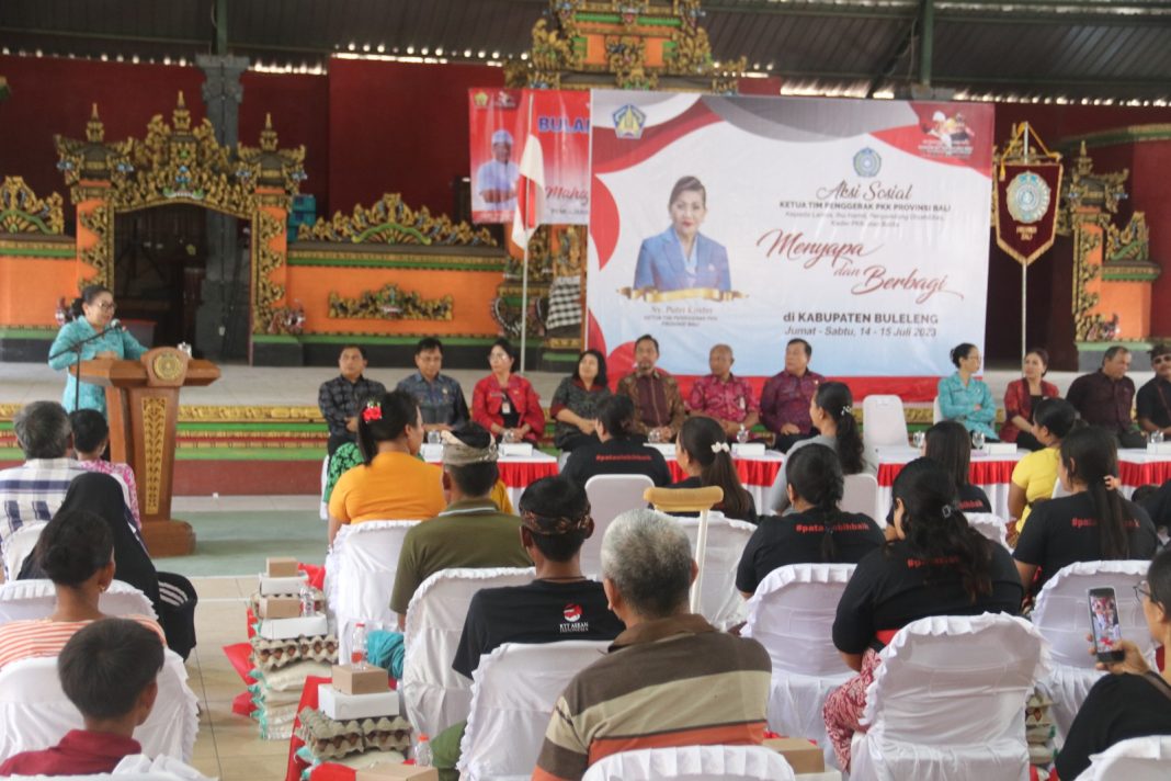 “Menyapa dan Berbagi” Ny. Putri Koster Sambangi Desa Banjar, Lokapaksa dan Patas