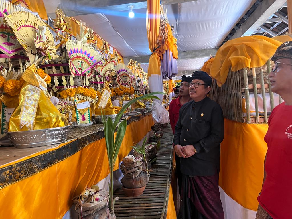 Bentuk Bhakti kepada Leluhur dan Gotong Royong, Wagub Cok Ace Apresiasi Rangkaian Karya Pitra Yadnya Banjar Adat Kutuh Kelod