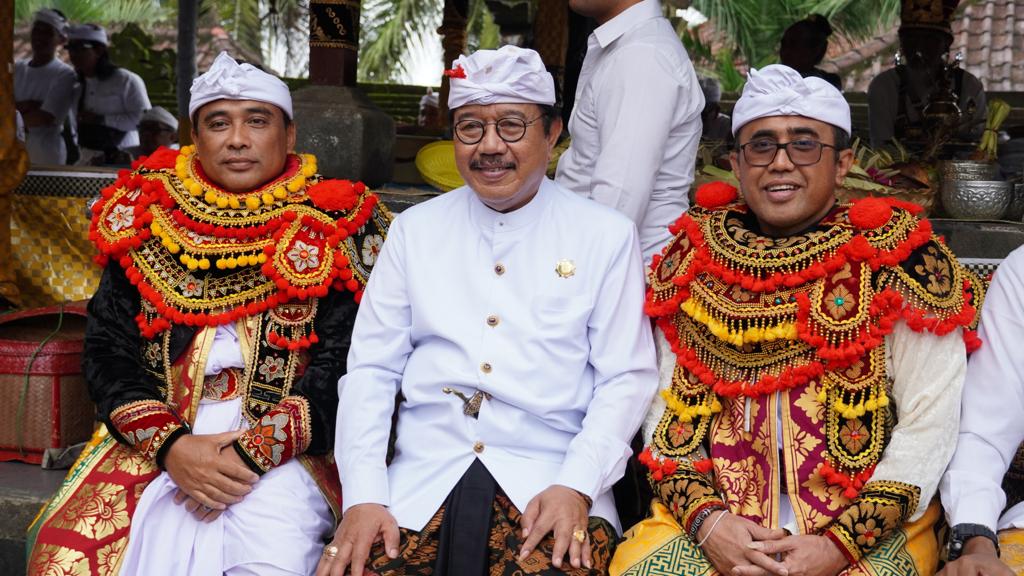 Wagub Cok Ace Apresiasi Bhakti Penganyar kota Denpasar di Pura Mandara Giri Semeru Agung