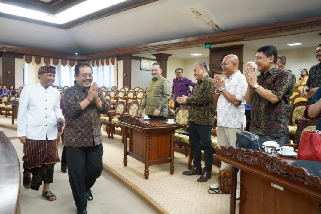 Wagub Cok Ace Menghadiri Rapat Paripurna DPRD Bali