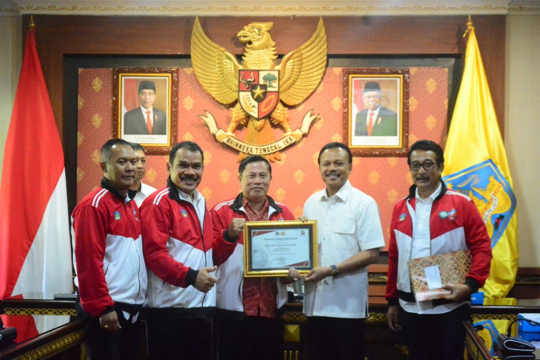 Sekda Dewa Indra Serahkan Bonus Bagi Peraih Medali PORNAS KORPRI