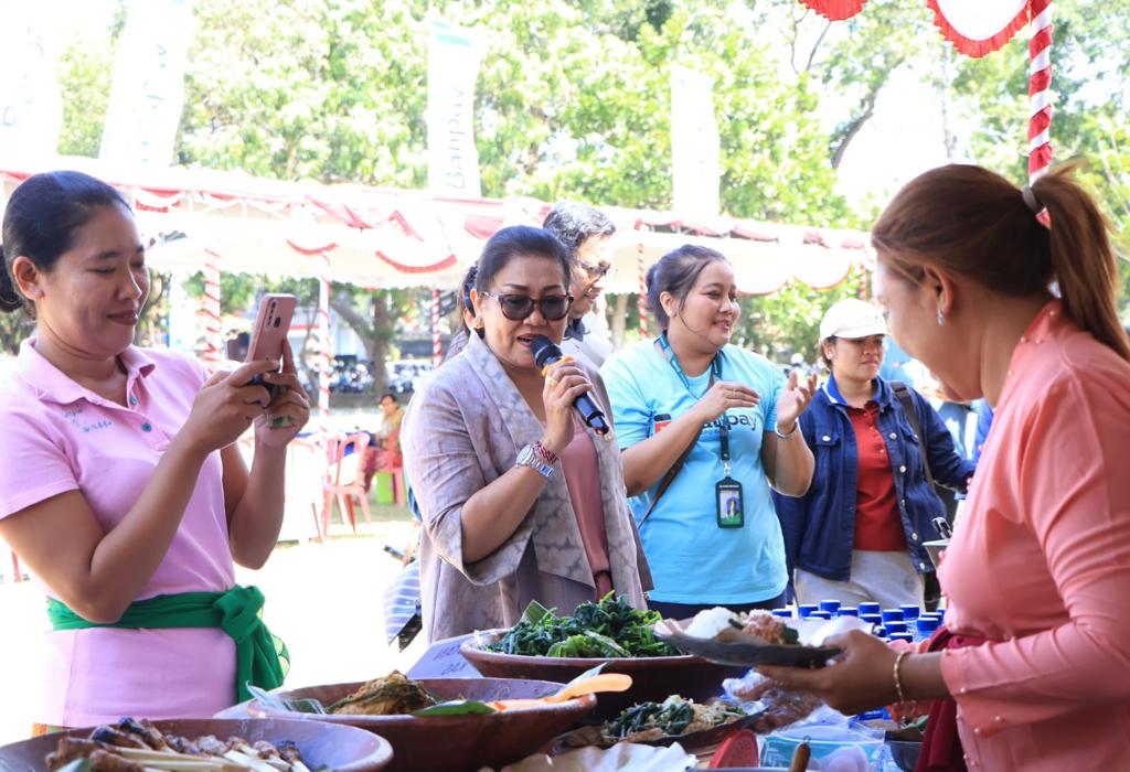 Ketua TP PKK Ny. Putri Koster Apresiasi Pekenan Galungan dan Kuningan yang digelar FKLJK Bali