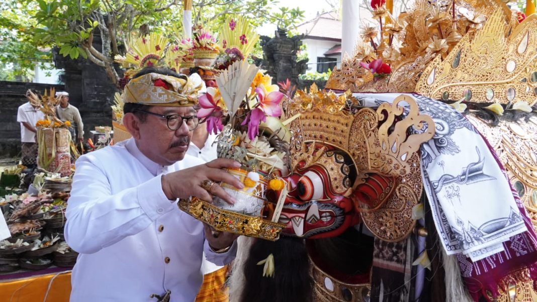 Wagub Cok Ace Laksanakan Prosesi Ngeratep di Pura Maha Widya Mandira UNHI Denpasar
