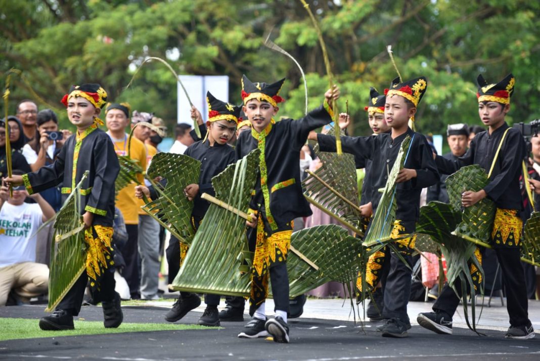 Semarakkan Hari Anak Nasional, Kemendikbudristek Gelar Festival Permainan Tradisional di Ujung Timur Pulau Jawa
