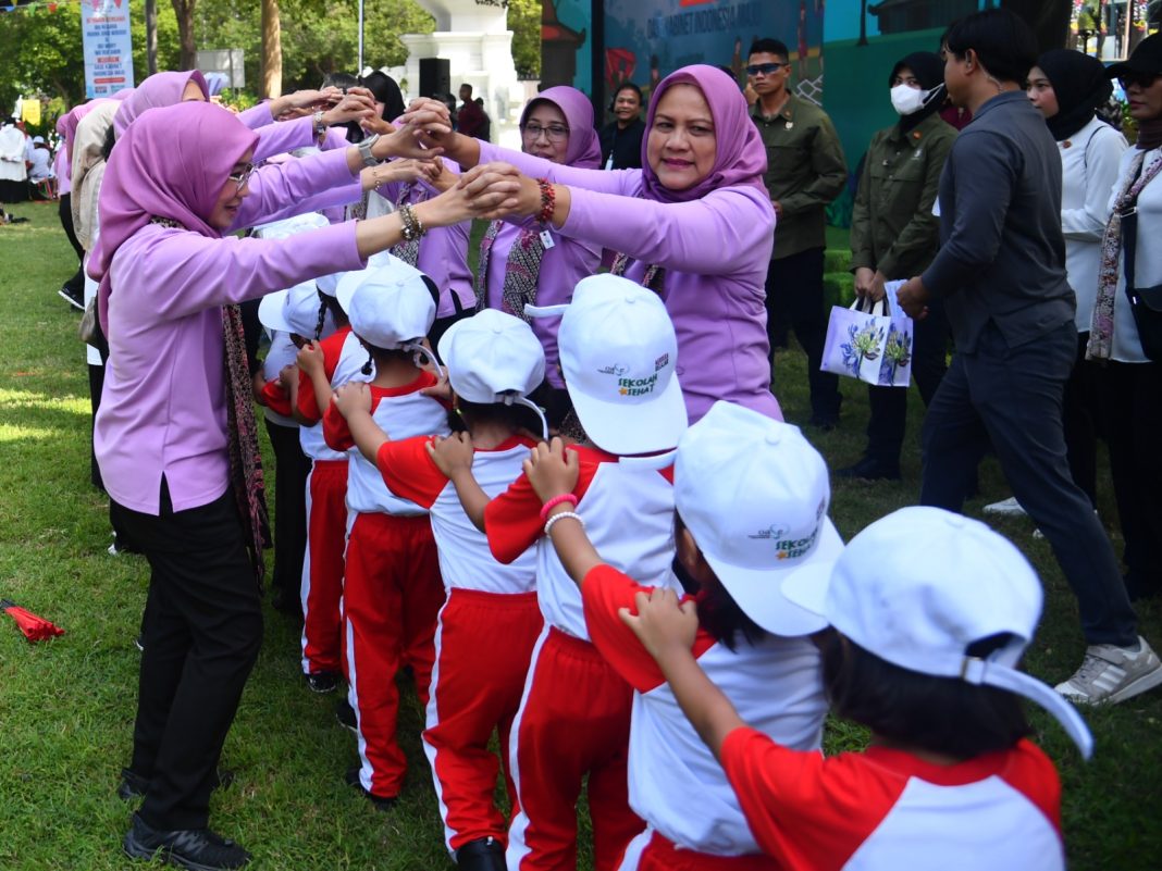 Ibu Negara Iriana Jokowi Bermain Permainan Tradisional Bersama Anak-Anak di Banyuwangi