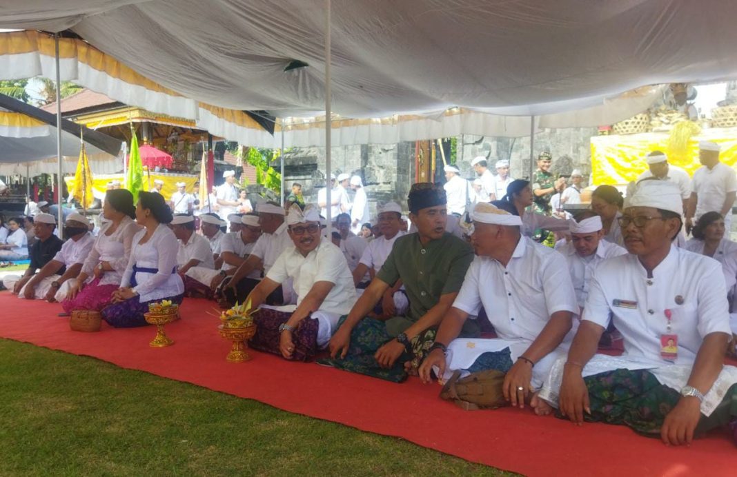 Sekda Suyasa Bersama Jajaran Lakukan Persembahyangan di Pura Agung Jagatnatha