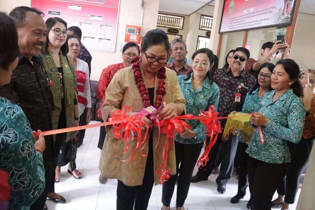 Ny. Rai Wahyuni Sanjaya Launching Pojok IKM Dekranasda Kecamatan Marga