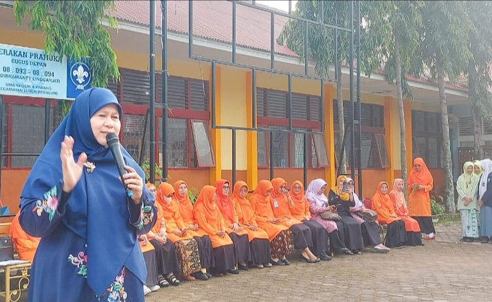 Ummi Harneli Bekali Kunci Sukses Kepemimpinan Bagi Seribuan Siswa SMAN 4 Padang