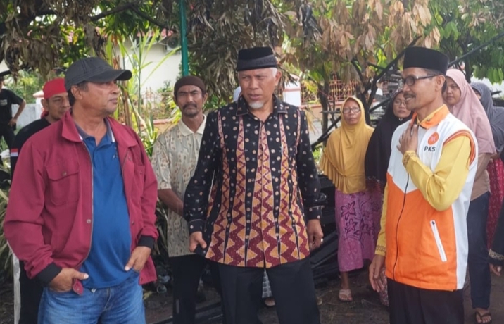 Gubernur Mahyeldi Ansyarullah didampingi Pun Ardi Kunjungi Korban Kebakaran