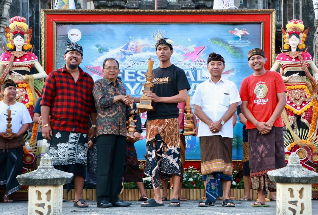 Gubernur Wayan Koster Serahkan Piala Gubernur Bali Ke Pemenang Festival Layangan Bali