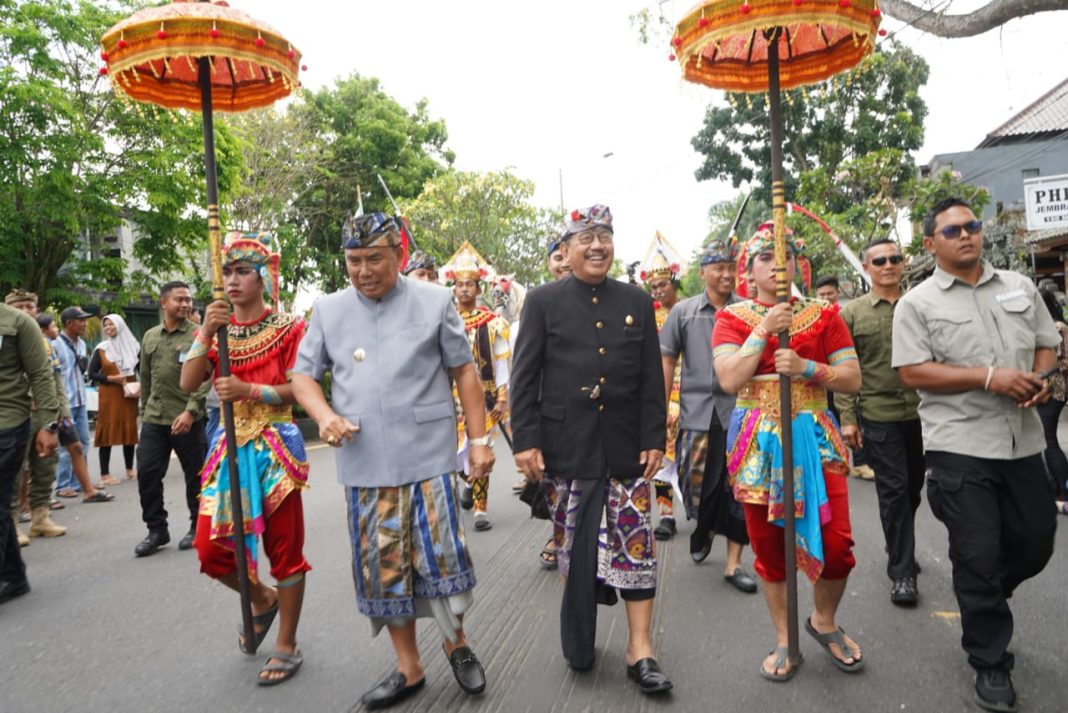 Buka Pawai Seni Budaya HUT Kota Negara, Wagub Cok Ace Harap Generasi Muda Bangkitkan Warisan Budaya Lokal