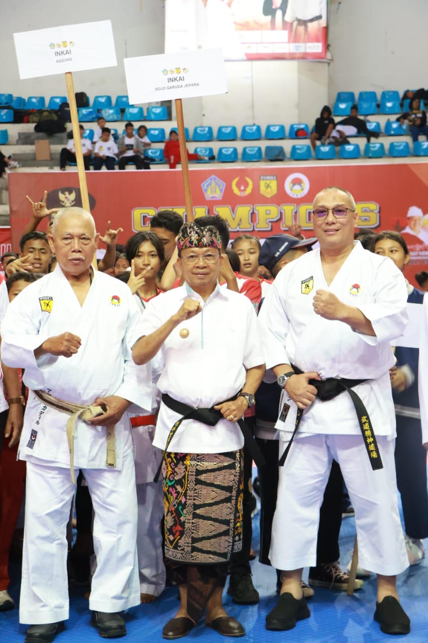 Institut Karatedo Indonesia Anugerahi Gubernur Wayan Koster Tanda Kehormatan Sabuk Hitam