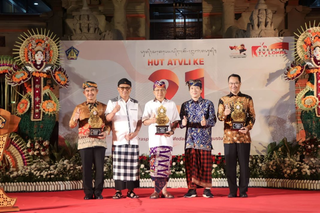 ATVLI Anugerahi Gubernur Wayan Koster Kepala Daerah Berprestasi Membangun Kearifan Lokal