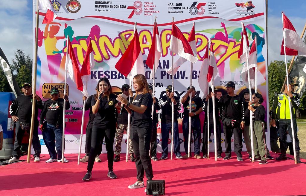 Laksanakan Zumba Party, Badan Kesbangpol Provinsi Bali Rangkaikan dengan Pembagian Bendera dan Paket Sembako