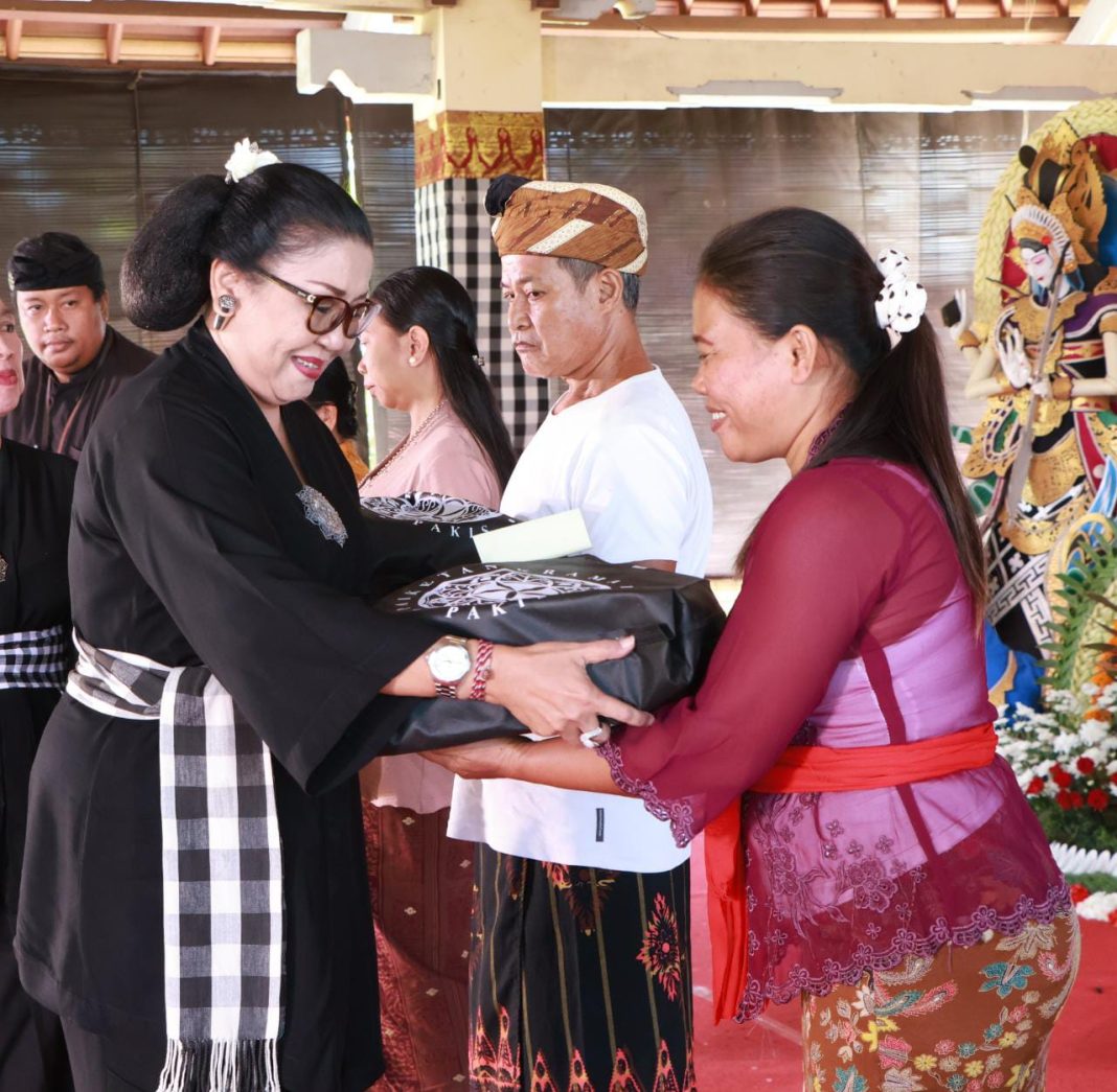 Manggala Utama PAKIS Provinsi Bali Bagikan Bantuan Kepada Ratusan Warga Kota Denpasar