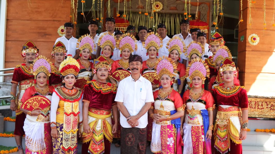 DPMPTSP Provinsi Bali Gelar Sosialisasi Perizinan Melalui Pementasan Budaya Jejangeran