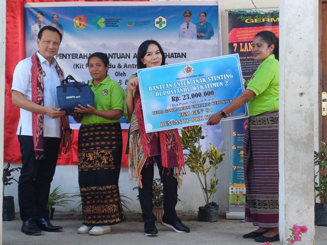 Bupati Belu dan Bunda Freny Serahkan 446 Posyandu Kit, Antropometri serta Dana Untuk Anak Stunting