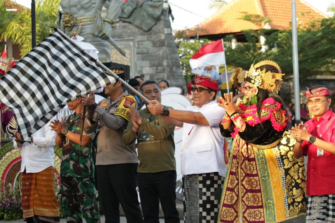 Jelang Pemilu Serentak 2024, Bupati Sanjaya Lepas Kirab Bendera Parpol Peserta Pemilu Kabupaten Tabanan