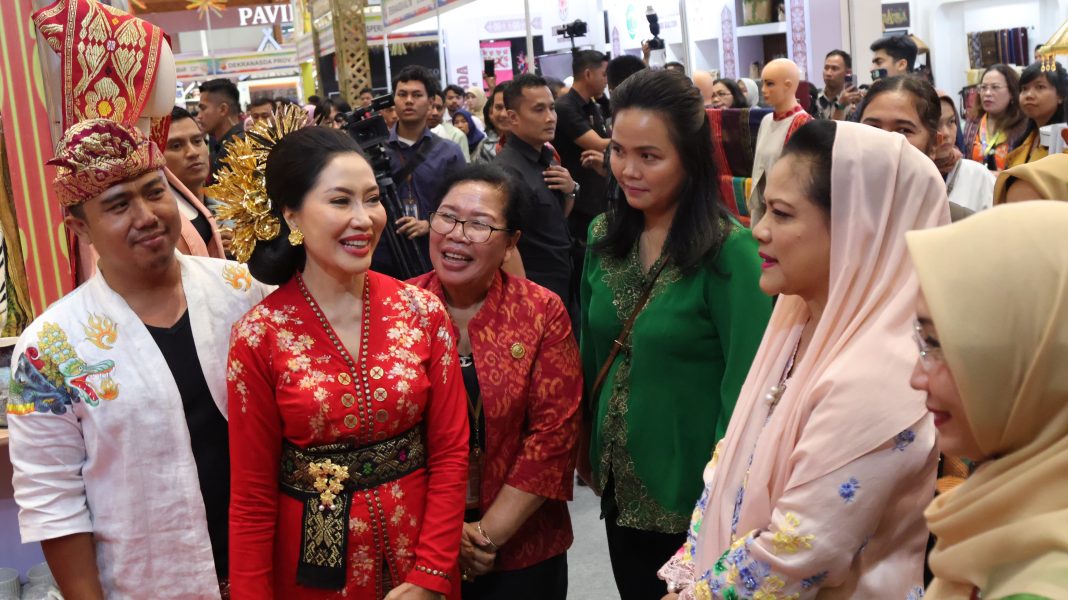 Kenakan Busana Adat, Ny. drg. Ida Setiawati Promosikan Kerajinan Bali pada Ajang Kriyanusa di JCC