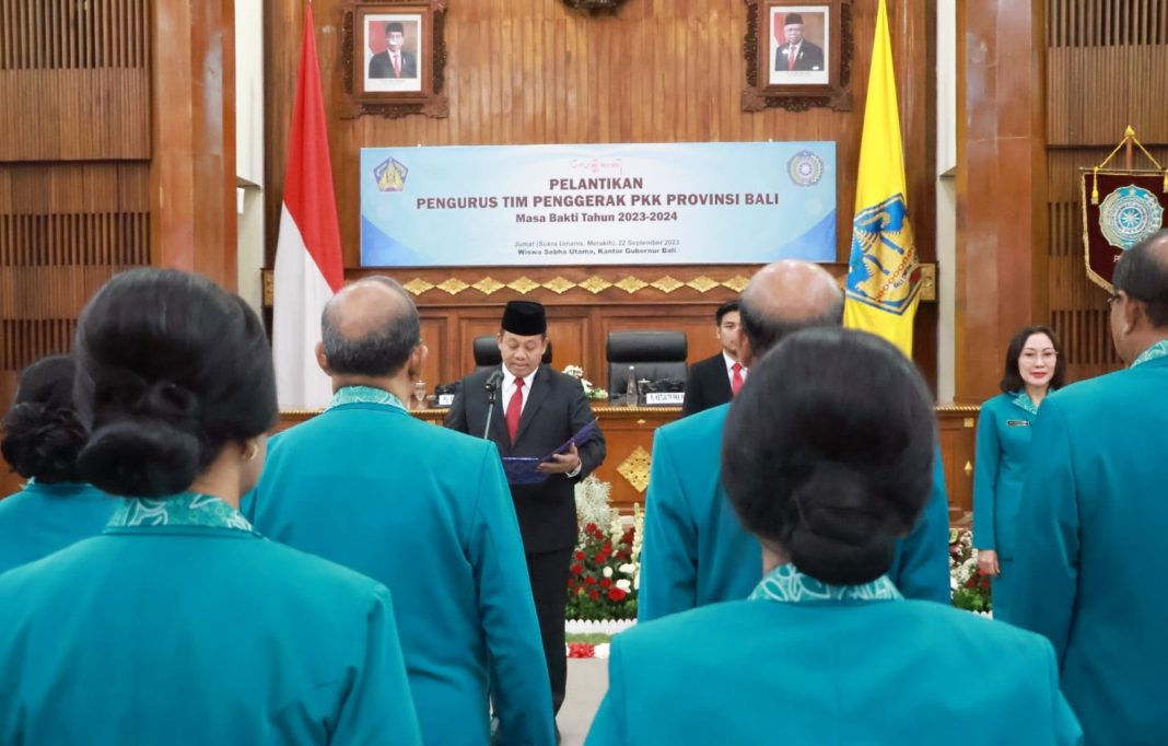 Lantik Pengurus TP PKK Provinsi Bali, Mahendra Jaya ajak ‘Ngrombo’ Entaskan Kemiskinan dan Stunting