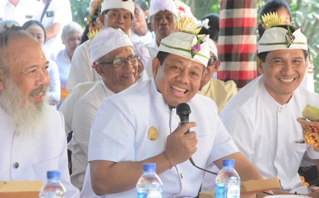 Pj Gubernur Mahendra Jaya Hadiri Pujawali di Pura Luhur Pesimpangan Pucak Kedaton