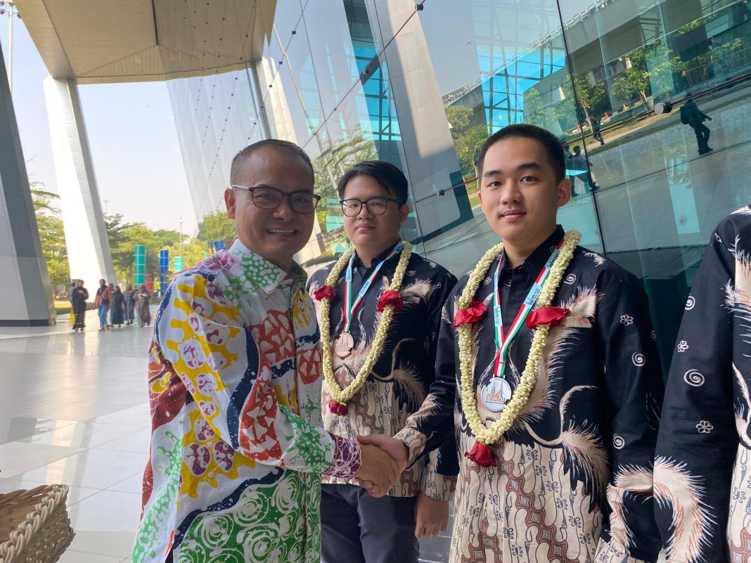 Tim Indonesia Raih Empat Medali pada Ajang Olimpiade Informatika Internasional 2023 di Hungaria