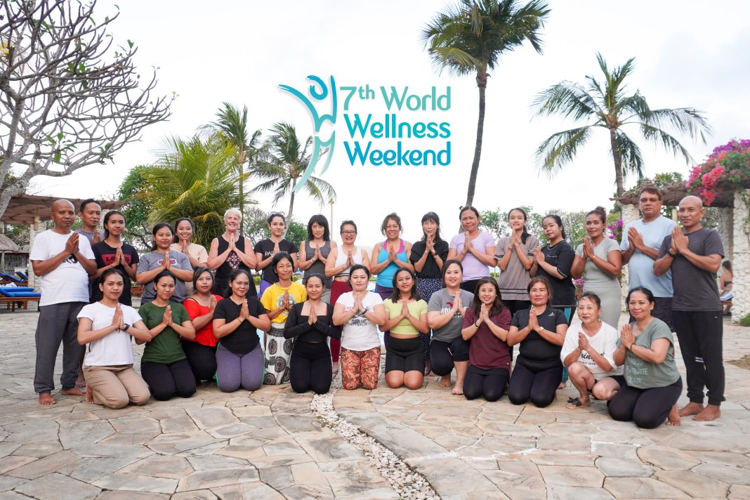 Rayakan World Wellness Weekend, Hotel Nikko Bali Gelar Bersih – Bersih Pantai dan Buka Kelas Yoga Gratis